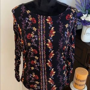 LIKE NEW RUCHED GUESS BRAND TOP!! 🌺🌺🌺